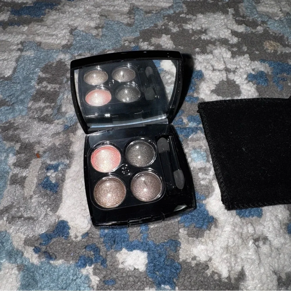 Glossy Black Compact with Mirror Dark Tones - Picture 3 of 5